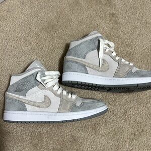 Authentic Air Jordan 1 Mid SE women’s size 6